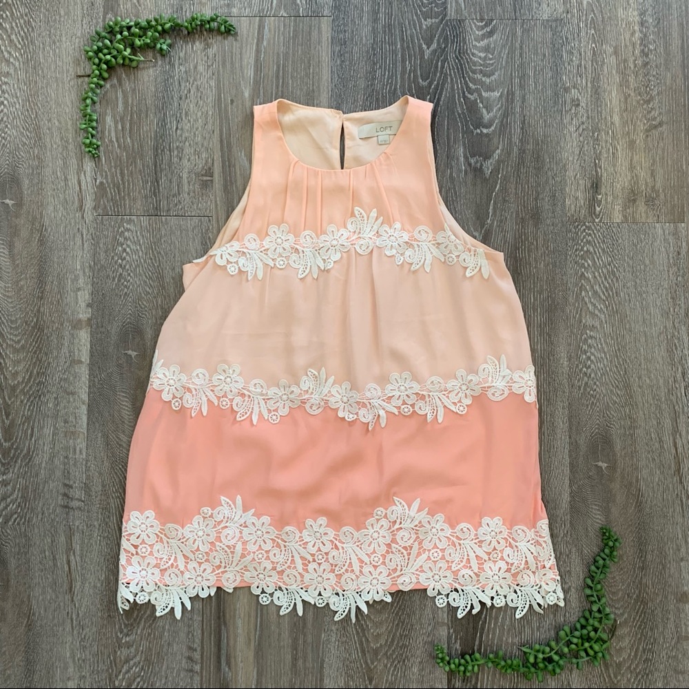 LOFT sleeveless blouse. Ombré peach colour with lace accents. Size XS.